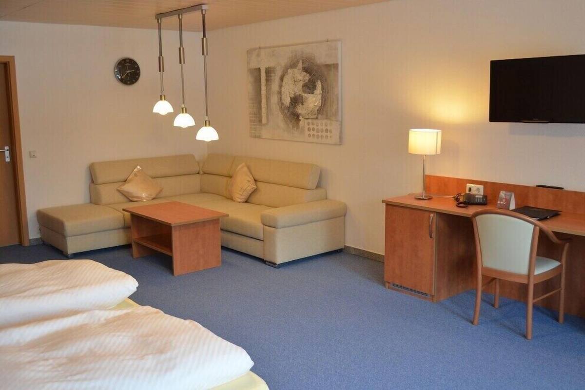 Comfort Single Room | Living area | 32-inch flat-screen TV with cable channels, TV