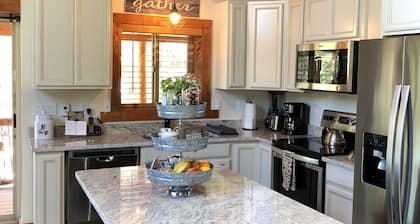 The Fabulous BlackHawk Log Cabin
Family and Pet - friendly