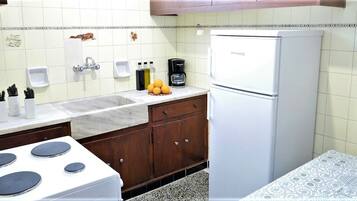 Fridge, oven, stovetop, coffee/tea maker
