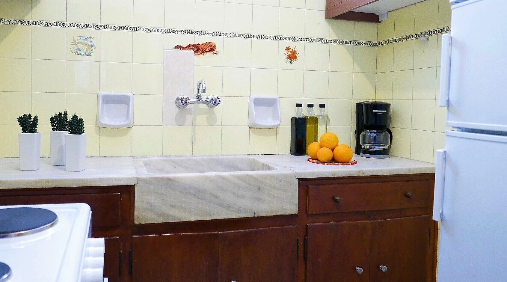 Jääkaappi, uuni, liesi, kahvin-/teenkeitin