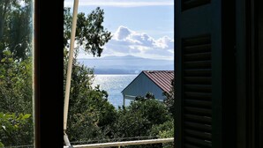 Une vue sur un lac, avec une maison en arrière-plan.