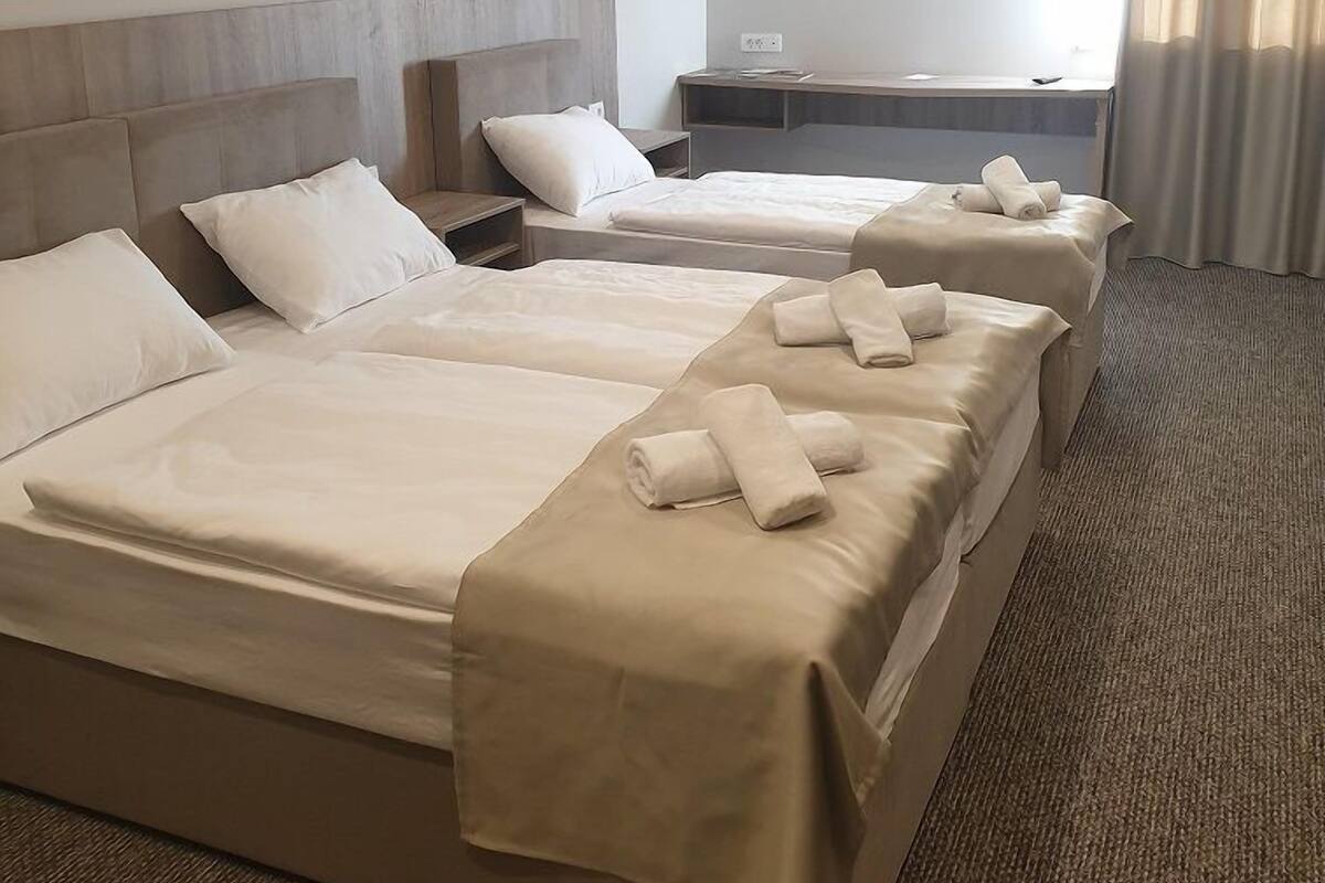 Chambre Triple Supérieure | Minibar, rideaux occultants, Wi-Fi gratuit, draps fournis