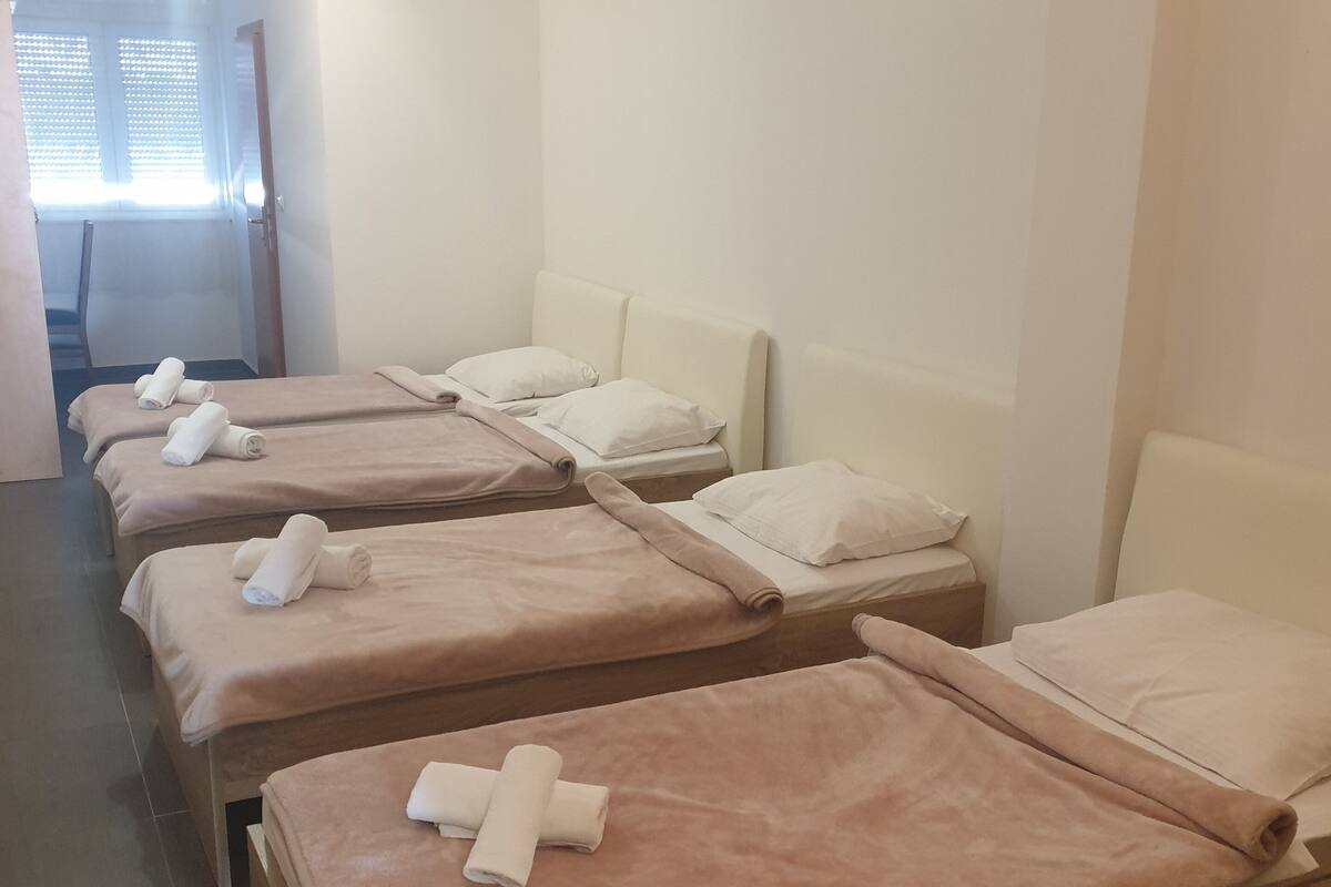 Chambre Quadruple | Minibar, rideaux occultants, Wi-Fi gratuit, draps fournis