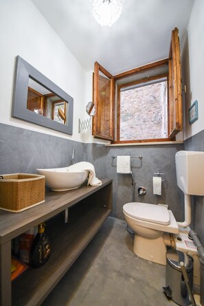 Apartment, 1 Bedroom (In Famiglia) | Bathroom | Shower, free toiletries, hair dryer, bidet - Il Sogno di Annalisa (Volterra)