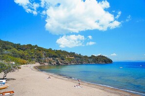 Una spiaggia nelle vicinanze
