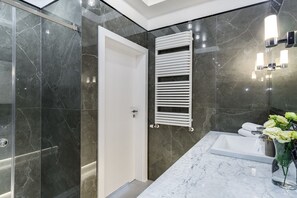 Premier-Apartment | Badezimmer | Dusche, Haartrockner, Handtücher