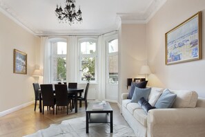 2 habitaciones, escritorio y tabla de planchar con plancha 