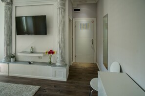 Deluxe-Studio | Zimmersafe, individuell dekoriert, individuell eingerichtet