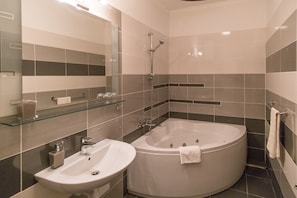 Deluxe Studio | Bathroom | Hair dryer, towels, soap, toilet paper - JR Luxury Guesthouse (Split)