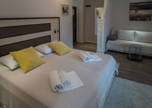 Comfort Room | In-room safe, individually decorated, individually furnished, desk - JR Luxury Guesthouse (Split)