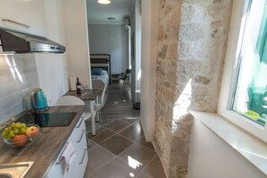 Deluxe Studio | Private kitchenette