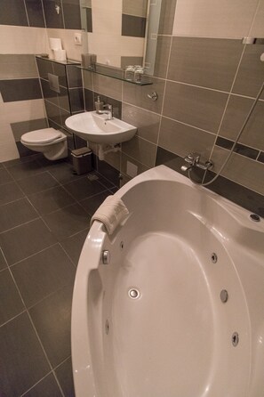 Deluxe Studio | Bathroom | Hair dryer, towels, soap, toilet paper - JR Luxury Guesthouse (Split)