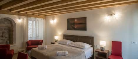 Habitación Deluxe con 1 cama matrimonial o 2 individuales | Caja de seguridad en la habitación y decoración personalizada