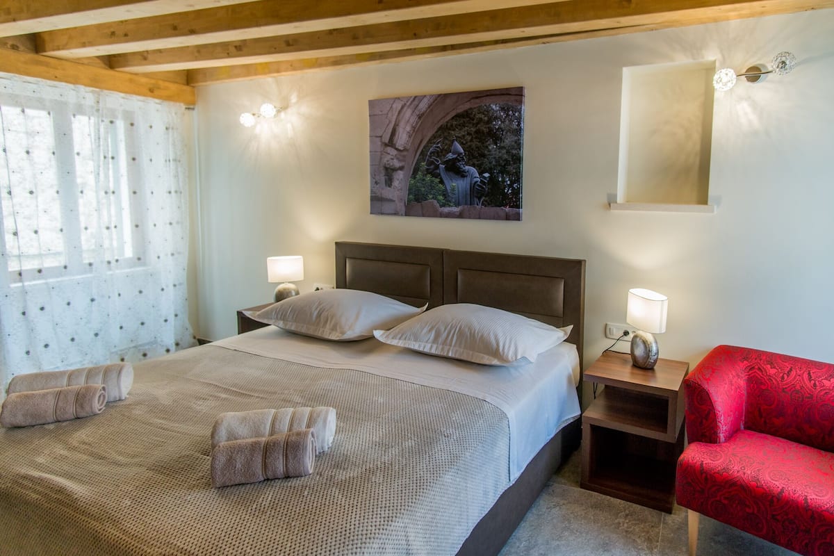 Habitación Deluxe con 1 cama matrimonial o 2 individuales | Caja de seguridad en la habitación y decoración personalizada