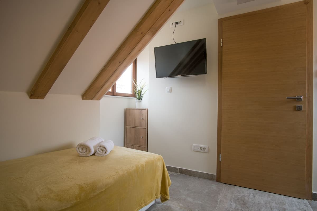 Habitación individual | Caja de seguridad en la habitación y decoración personalizada
