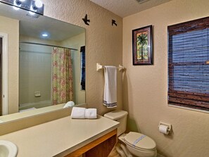 A bathroom with a shower, toilet, and sink. - Gorgeous 4bd/3ba Reunion Resort Near Disneyland (Kissimmee)