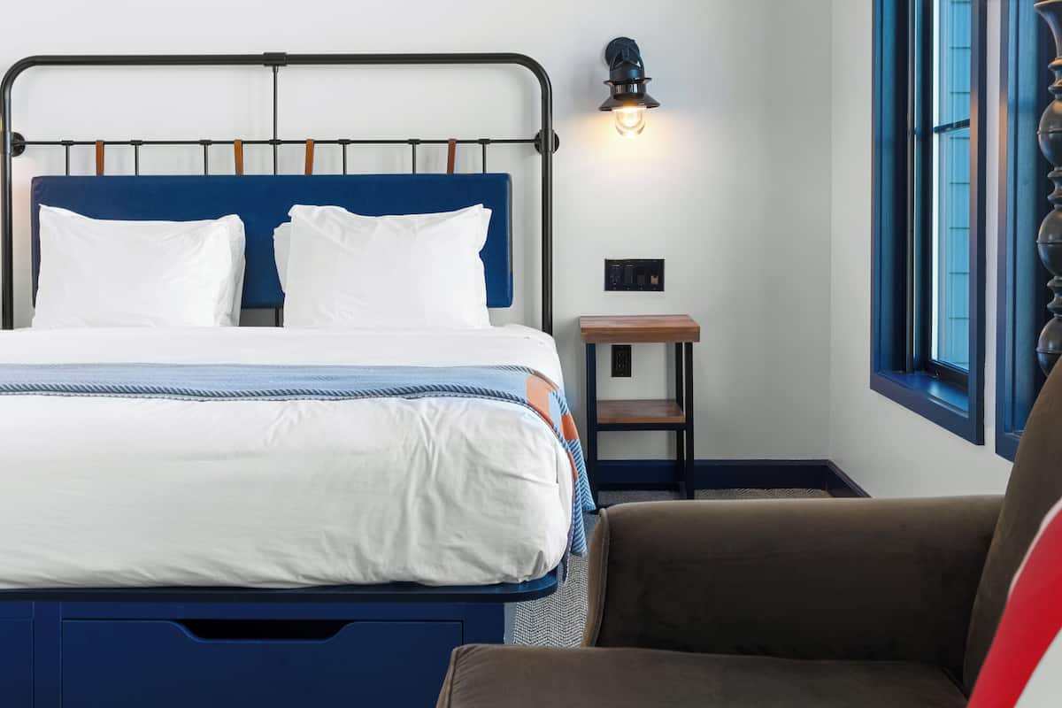 Room, 1 King Bed, Mobility Accessible | Frette Italian sheets, premium bedding, in-room safe, blackout drapes
