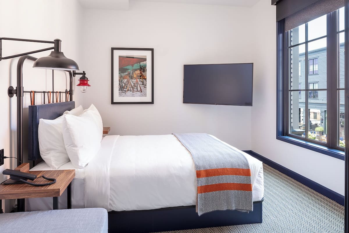 Frette Italian sheets, premium bedding, in-room safe, blackout curtains