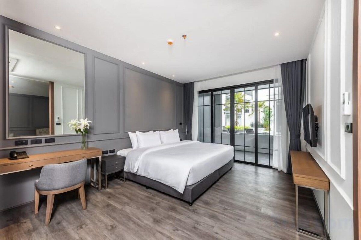 Premium bedding, minibar (some free items), in-room safe, desk