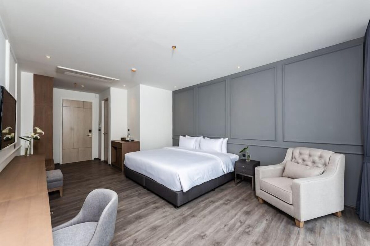 Premium bedding, minibar (some free items), in-room safe, desk