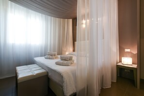 Romantic Suite | Minibar, in-room safe, desk, free WiFi