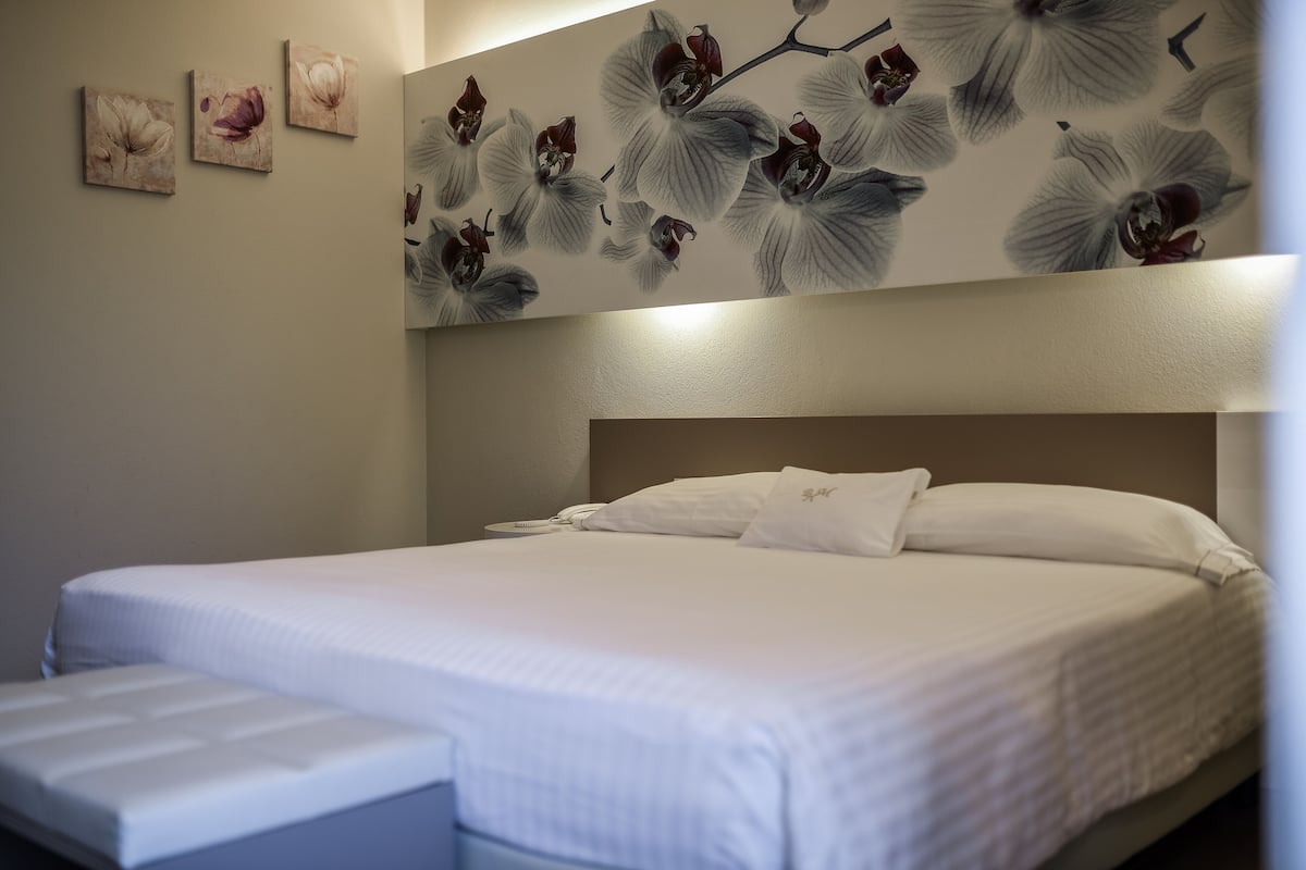 Comfort-værelse med dobbeltseng eller 2 enkeltsenge | 1 soveværelse, minibar, pengeskab på værelset, skrivebord