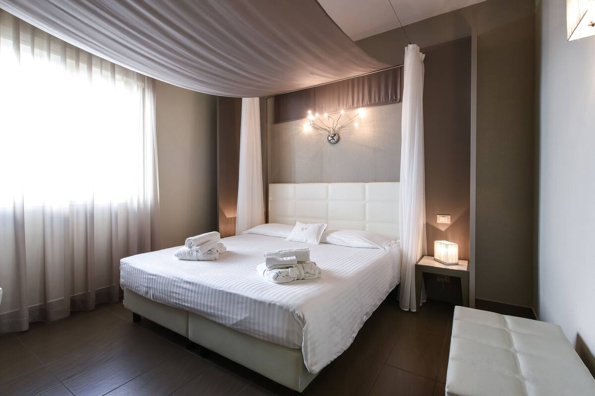 Romantische Suite | Minibar, Zimmersafe, Schreibtisch, kostenloses WLAN