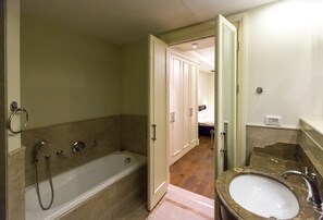 Apartment | Bathroom | Separate tub and shower, rainfall showerhead, free toiletries, towels - Suite WA B2 - Waldorf Astoria Residence - Jerusalem-Rent (Jerusalem)
