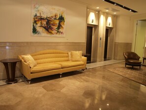 Lobby sitting area - Suite WA B2 - Waldorf Astoria Residence - Jerusalem-Rent (Jerusalem)