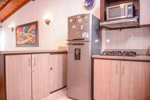 Kjøleskap, mikrobølgeovn, kokeplater og kaffetrakter/tekoker