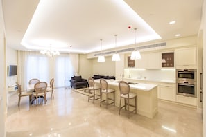 Appartement | Cuisine privée | Grand réfrigérateur, micro-ondes, four, plaque de cuisson