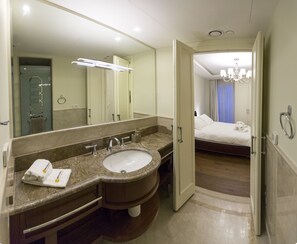 Appartement | Badkamer | Een douche, een regendouche, gratis toiletartikelen, een haardroger