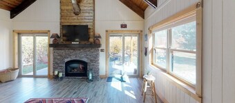 Tranquil Little Cabin on the River with High Speed Wifi