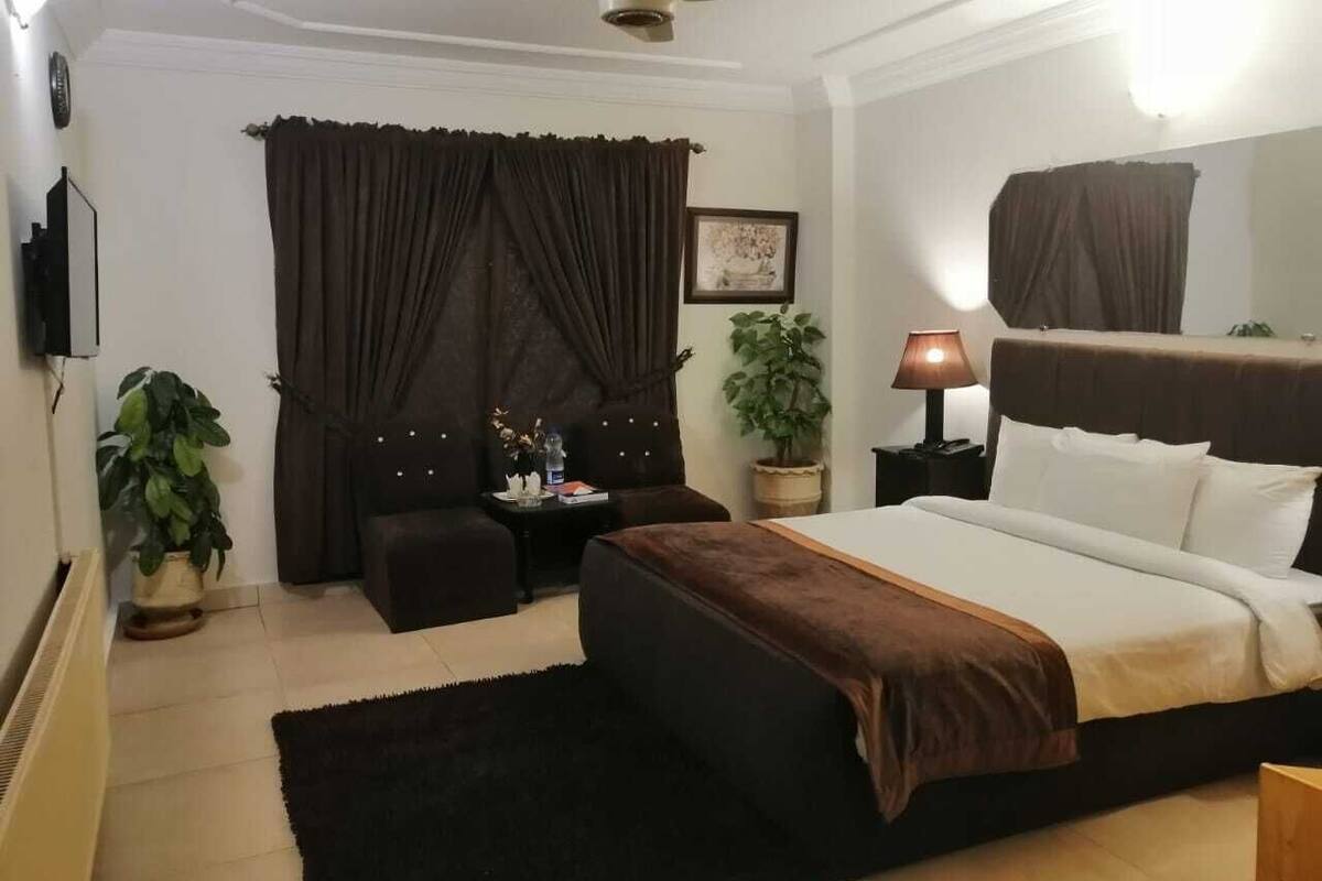 Quarto casal standard | Quartos à prova de som, Wi-Fi de cortesia