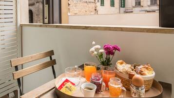 Colazione completa, servita tutte le mattine (13 EUR a persona)