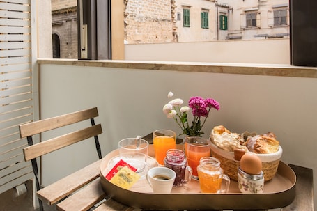 Daily full breakfast (EUR 13 per person)