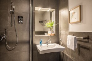 Badewanne, Haartrockner, Bidet, Handtücher