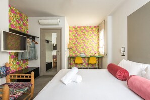 Quarto casal standard, 1 cama de casal | Edredons de pluma, frigobar, individualmente decorados