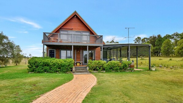 Exterior - Silver Springs Estate 4br house + 6br house with Wifi, Pool. Fireplace, Views, Olives and Space (Rothbury)