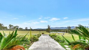 Property grounds - Silver Springs Estate 4br house + 6br house with Wifi, Pool. Fireplace, Views, Olives and Space (Rothbury)