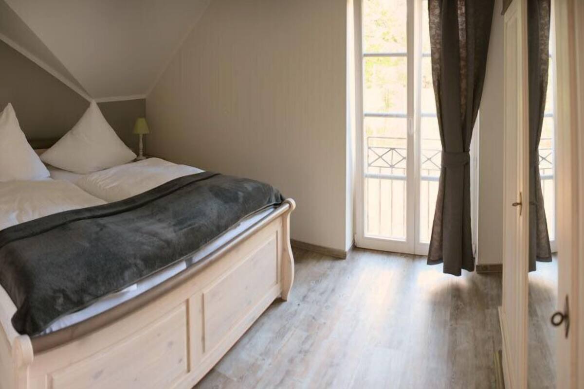 Hypo-allergenic bedding, cots/infant beds, free WiFi