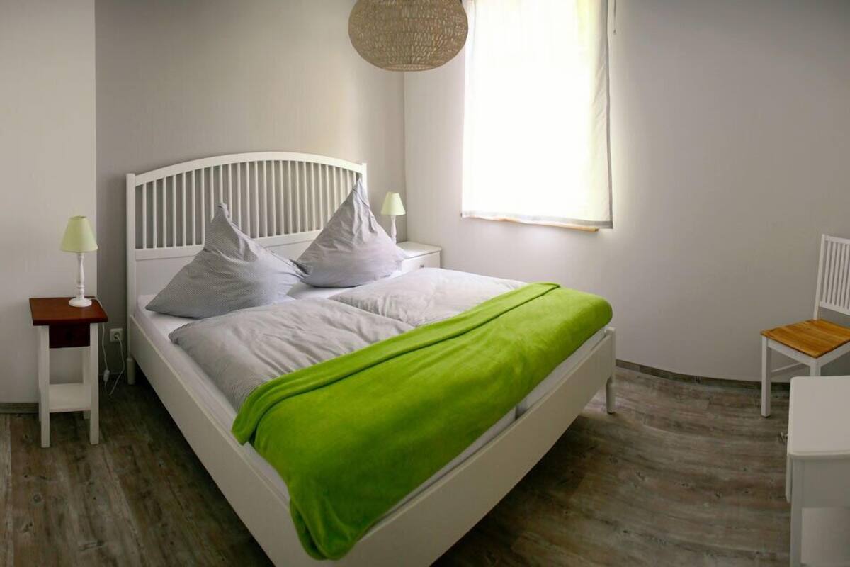 Hypo-allergenic bedding, cots/infant beds, free WiFi