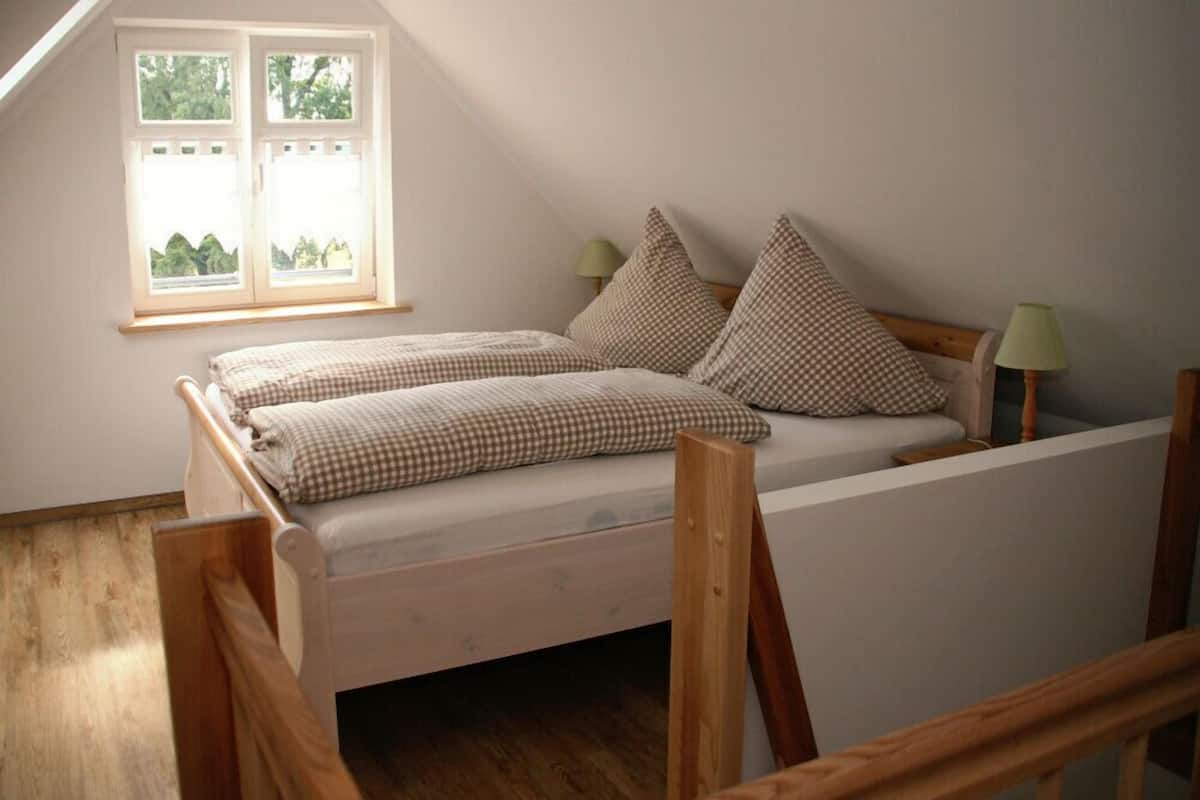 Hypo-allergenic bedding, cots/infant beds, free WiFi