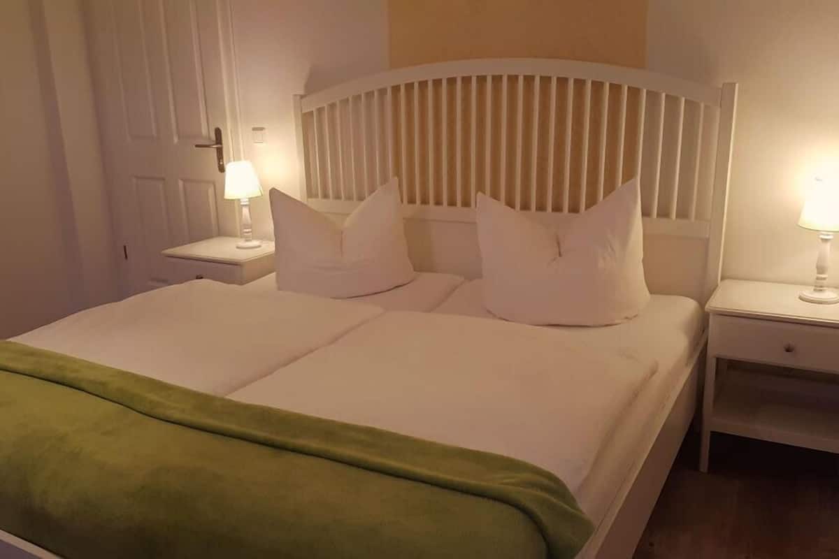 Hypo-allergenic bedding, cots/infant beds, free WiFi