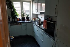 Apartment | Private kitchen | Fridge, oven, stovetop, dishwasher - FeWo BC 40 (Stuttgart)