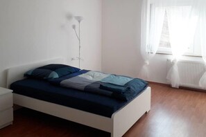 Apartment | 4 bedrooms, desk, free WiFi, bed sheets - FeWo BC 40 (Stuttgart)