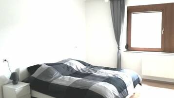 4 bedrooms, desk, free WiFi, bed sheets