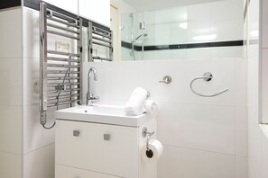Luxury Apartment | Bathroom | Separate bathtub and shower, rainfall showerhead, free toiletries - 108 - King David Residence - Jerusalem-Rent (Jerusalem)