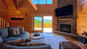 Télévision, cheminée, chaîne hi-fi