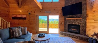 UV Log home w/ stunning views, hot tub! Minutes to attractions. Fireplace, Pool Table, AC, dogs ok!